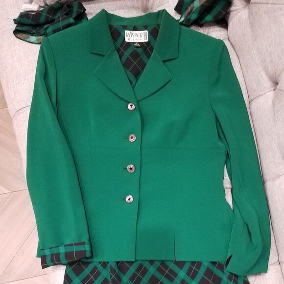 Suit with scarf - Picture 2 of 5